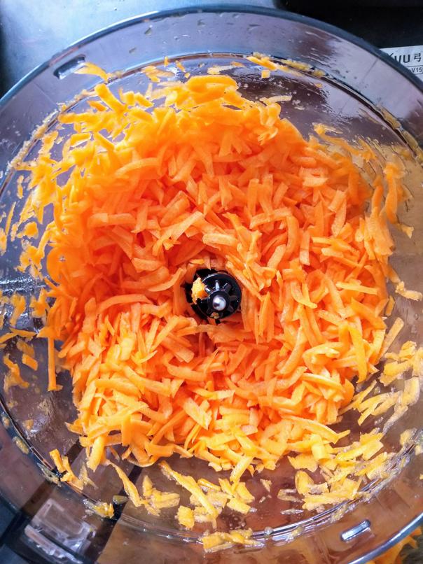 Grated carrot for marmalade