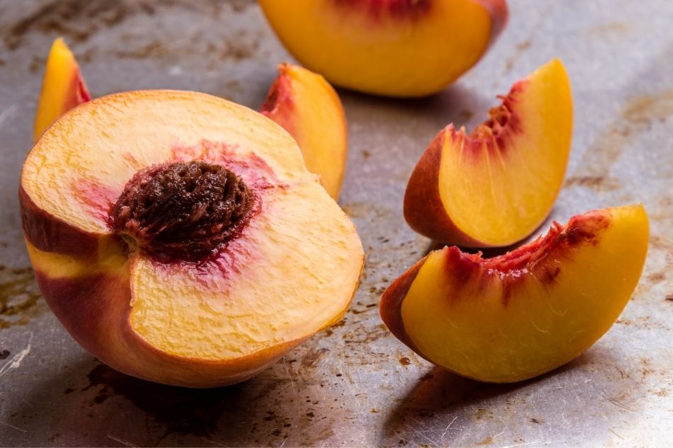 Cutting peaches to dehydrate